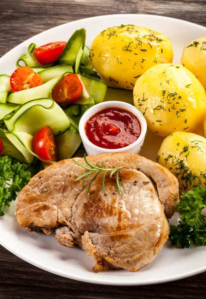 Filetes y verduras a la parrilla —  Fotos de Stock