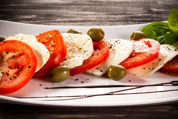 Sałatka Caprese z serem mozarella, pomidorami i bazylią — Zdjęcie stockowe