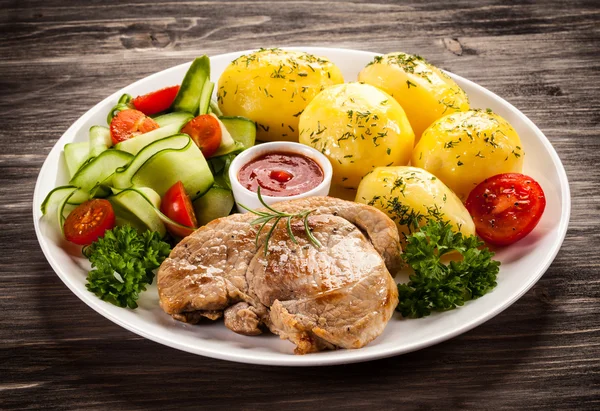 Grilled steaks and vegetables — Stock Photo, Image