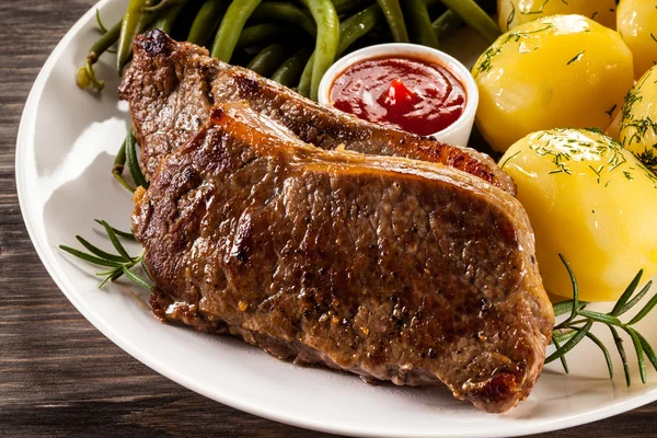 Grilovaný steak, brambory a zelené fazole — Stock fotografie