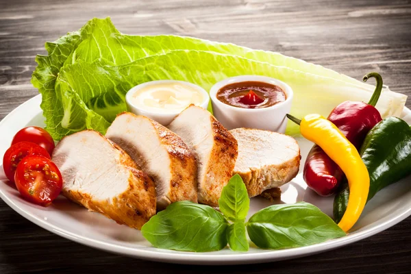 Fried chicken breast and vegetables — Stock Photo, Image