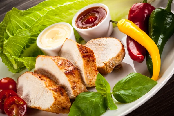 Fried chicken breast and vegetables — Stock Photo, Image