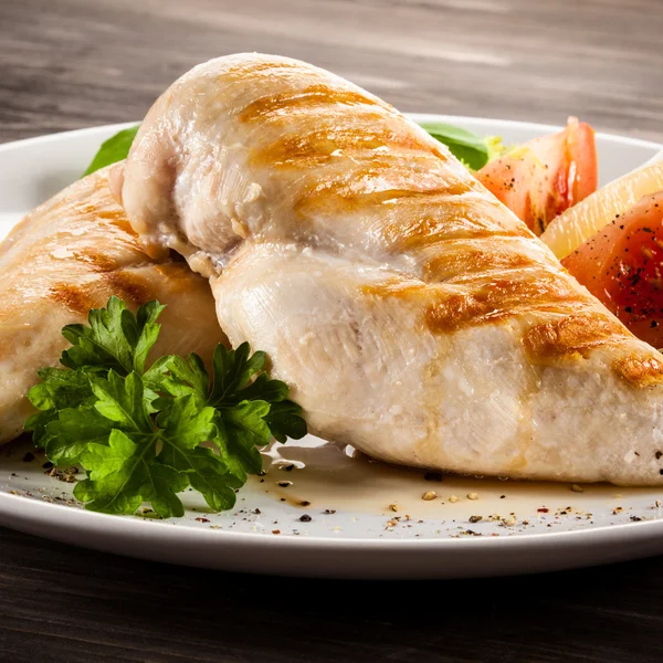 Pechuga de pollo a la parrilla con verduras —  Fotos de Stock