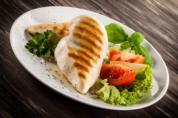 Grilled chicken breast with vegetables — Stock Photo, Image