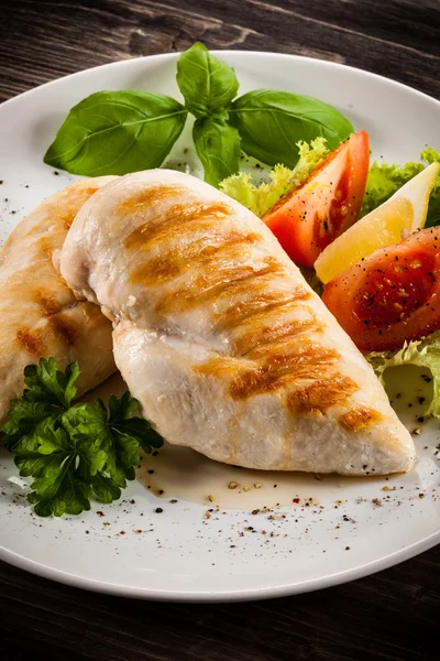 Grilled chicken breast with vegetables — Stock Photo, Image