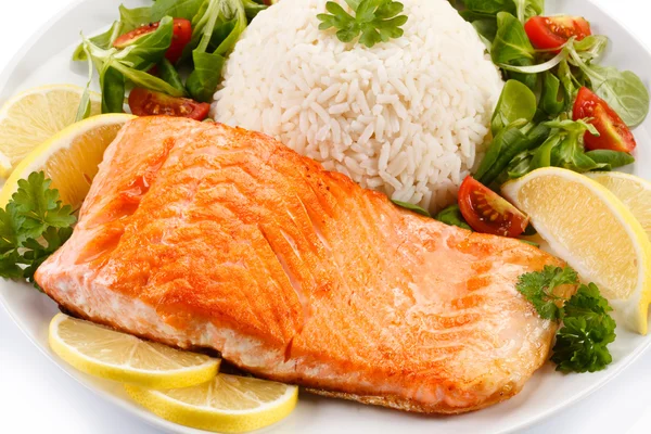 Salmone arrosto, riso e verdure — Foto Stock