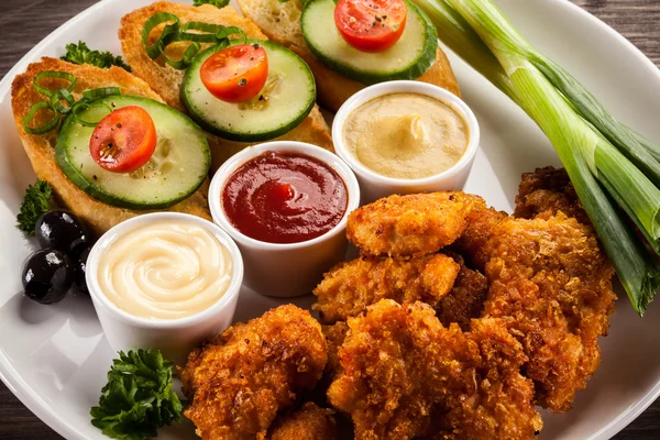 Nuggets de frango frito e legumes — Fotografia de Stock