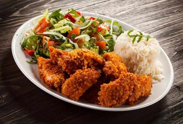 Nuggets de frango frito com arroz e legumes — Fotografia de Stock