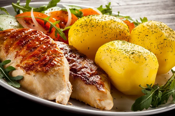 Stekt kycklingfiléer, kokt potatis och grönsaker — Stockfoto