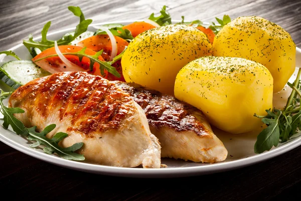 Filetes de frango fritos, batatas cozidas e legumes — Fotografia de Stock