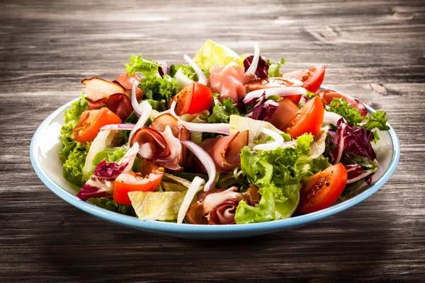 Plantaardige salade met ham — Stockfoto