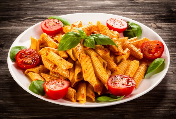 Nudeln mit Tomatensauce und Parmesan — Stockfoto