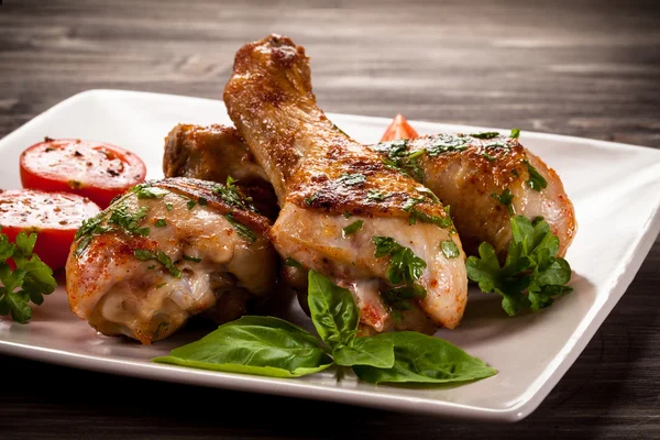 Bâtonnets de poulet grillés et légumes — Photo