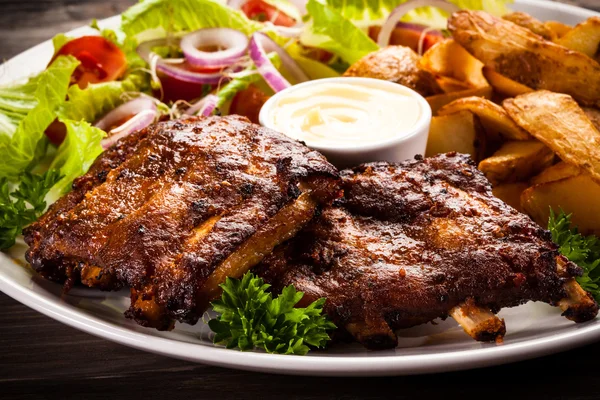 Lekkere gegrilde ribbetjes met groenten — Stockfoto