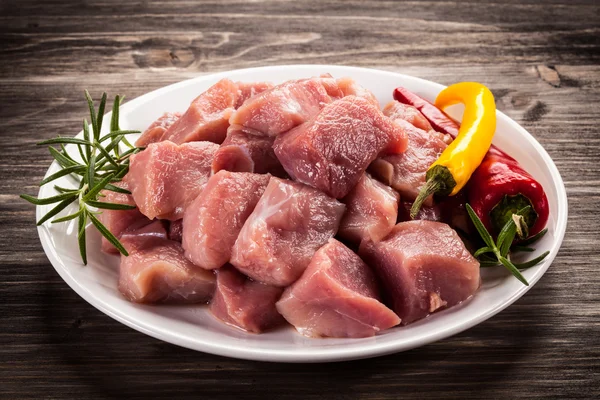 Carne crua na placa branca — Fotografia de Stock