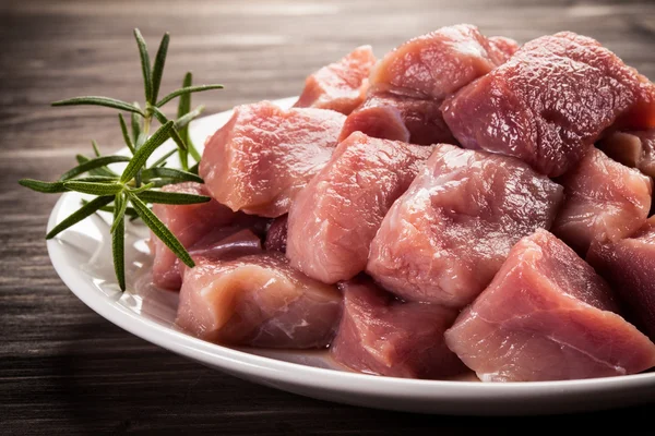 Syrové maso na bílém talíři — Stock fotografie