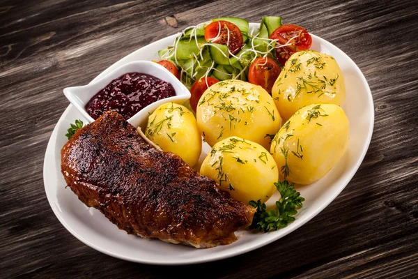 Grilled duck fillet, boiled potato and vegetables — Stock Photo, Image