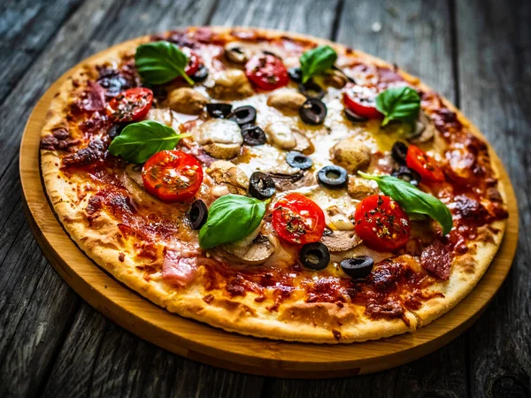 Pizza Com Cogumelos Brancos Presunto Tomate Azeitonas Parmesão Mussarela Sobre — Fotografia de Stock