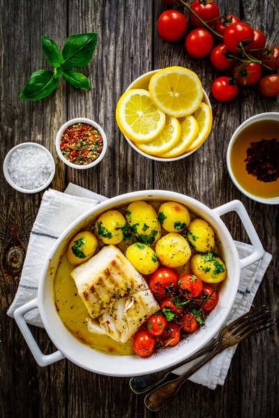 Prato Peixe Filé Bacalhau Assado Com Batatas Tomates Cereja Mesa — Fotografia de Stock