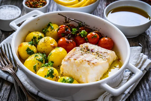 Balık Tabağı Ahşap Masada Patates Kiraz Domatesli Fırında Balık Filetosu — Stok fotoğraf