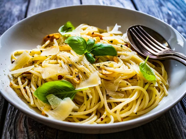 Espaguetis Aglio Olio Con Parmesano Albahaca Sobre Mesa Madera —  Fotos de Stock