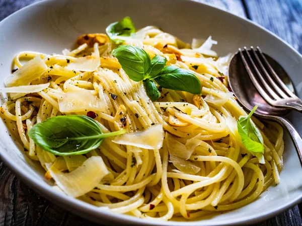 Espaguetis Aglio Olio Con Parmesano Albahaca Sobre Mesa Madera —  Fotos de Stock