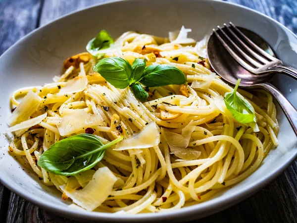 Spaghetti Aglio Olio Parmezanem Bazylią Drewnianym Stole — Zdjęcie stockowe