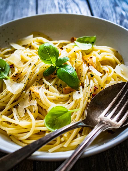 Espaguetis Aglio Olio Con Parmesano Albahaca Sobre Mesa Madera —  Fotos de Stock