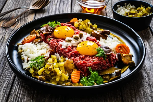 Perfecte Rundertartaar Biefstuk Met Kappertjes Komkommers Champignons Houten Tafel — Stockfoto