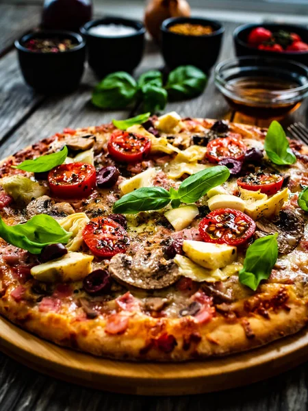 Beyaz Mantarlı Pizza Kapriciosa Jambon Enginar Domates Zeytin Parmesan Ahşap — Stok fotoğraf