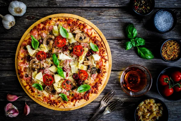 Beyaz Mantarlı Pizza Kapriciosa Jambon Enginar Domates Zeytin Parmesan Ahşap — Stok fotoğraf