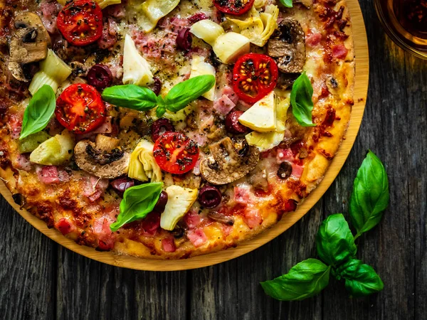 Beyaz Mantarlı Pizza Kapriciosa Jambon Enginar Domates Zeytin Parmesan Ahşap — Stok fotoğraf