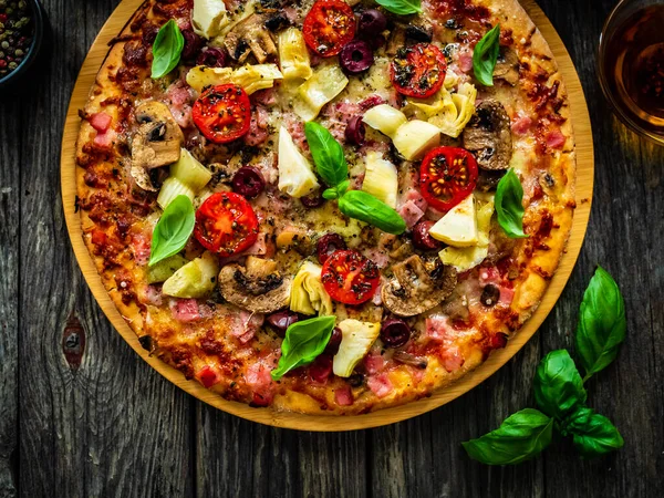 Beyaz Mantarlı Pizza Kapriciosa Jambon Enginar Domates Zeytin Parmesan Ahşap — Stok fotoğraf