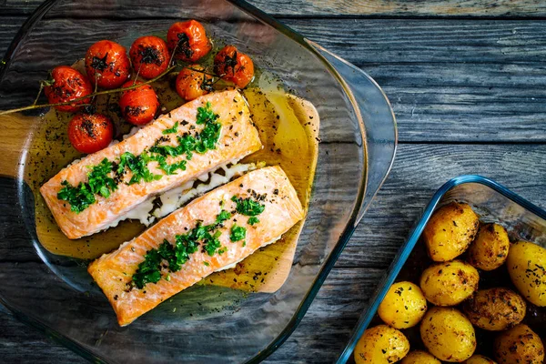 Roasted Salmon Steak Roast Potatoes Vegetable Salad Served Black Plate — Stock Photo, Image