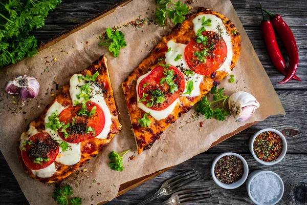 Focaccia Pörkölt Szendvicsek Mozzarellával Paradicsommal Alapon — Stock Fotó