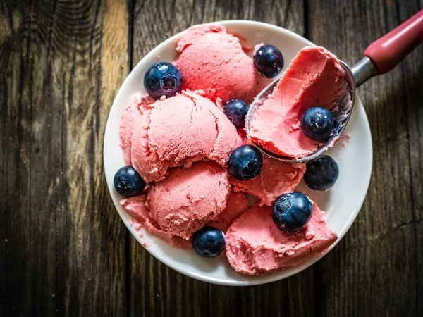 Sorvete Morango Com Frutas Frescas Fundo Madeira — Fotografia de Stock