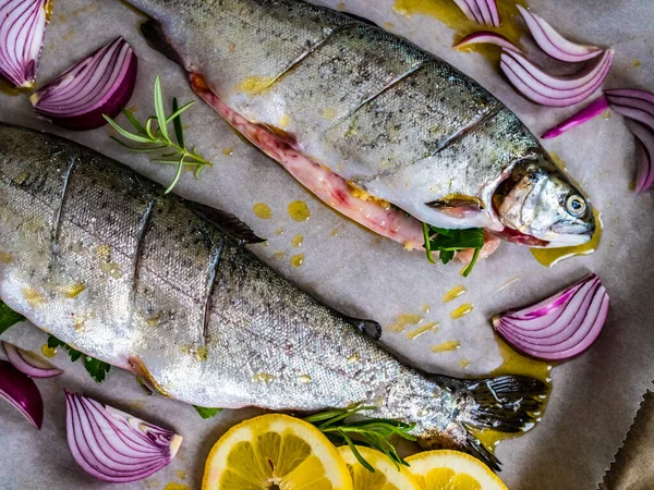 Sütésre Előkészített Serpenyőben Lévő Friss Pisztráng Zöldség — Stock Fotó