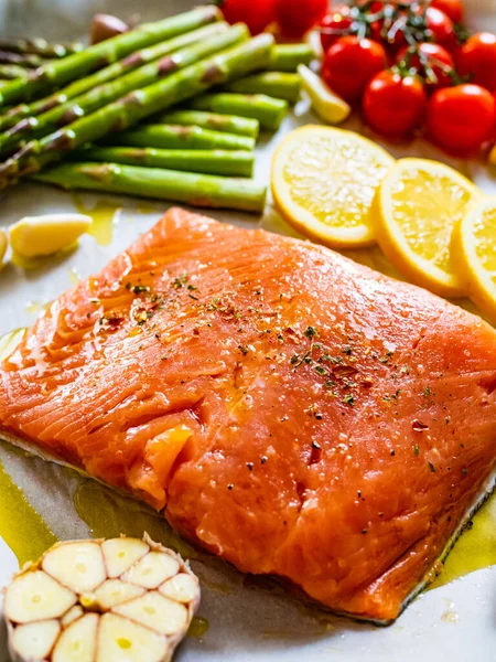 Filete Fresco Salmón Crudo Con Espárragos Tomates Cherry Limón Ajo —  Fotos de Stock