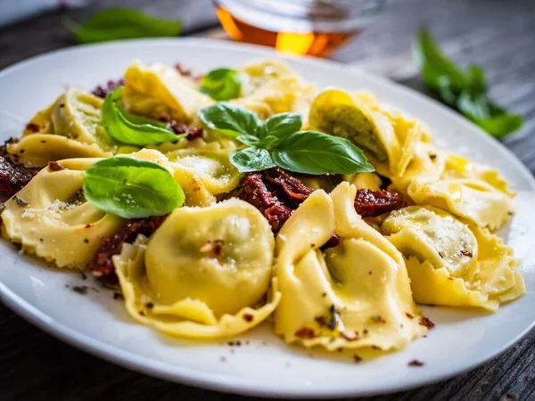 Tortelloni Gefüllt Mit Ricotta Basilikum Pesto Und Gemüse Auf Holztisch — Stockfoto