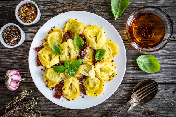 Tortelloni Fylld Med Ricotta Ost Basilika Pesto Och Grönsaker Träbord — Stockfoto