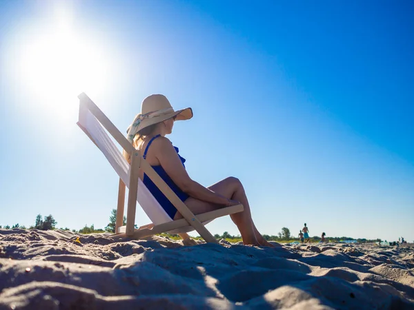 Mulher Relaxante Praia Sentado Cama Sol — Fotografia de Stock