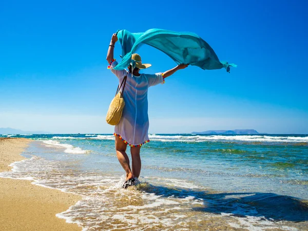 Mujer Mediana Edad Caminando Playa —  Fotos de Stock