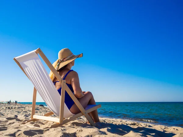 Donna Che Rilassa Sulla Spiaggia Seduta Sul Lettino — Foto Stock