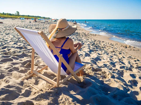 Mulher Relaxante Praia Sentado Cama Sol — Fotografia de Stock