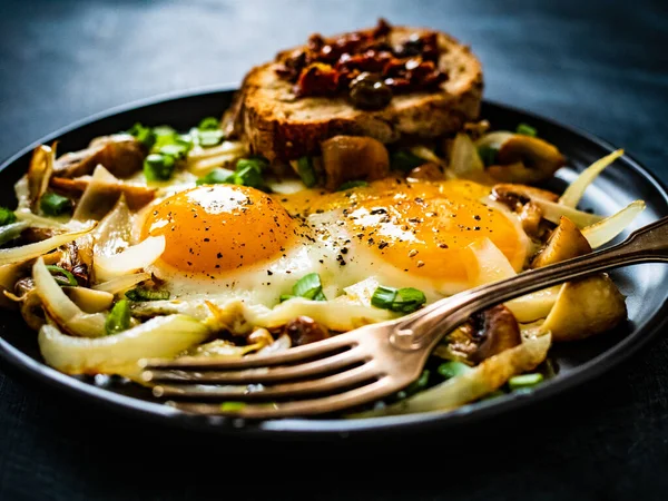 Śniadanie Kontynentalne Słoneczne Jajka Białym Grzybie Cebuli Bruschetcie Pomidorowej Czarnym — Zdjęcie stockowe