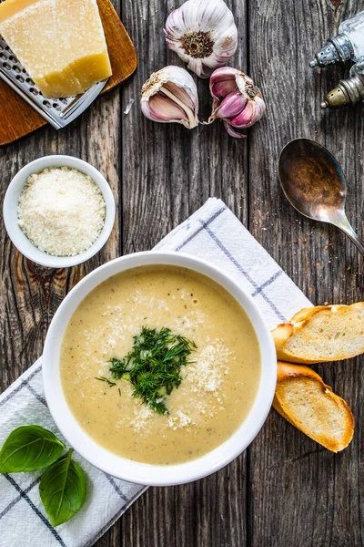 Knoblauchcremesuppe Und Parmesansuppe Auf Holztisch — Stockfoto