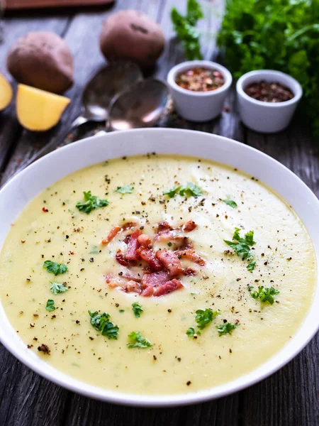 Crème Aardappelsoep Met Spek Houten Tafel — Stockfoto