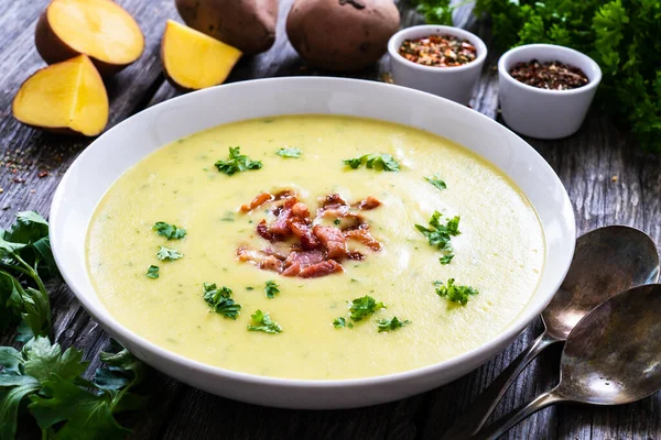 Crème Aardappelsoep Met Spek Houten Tafel — Stockfoto