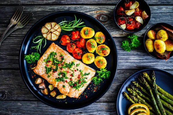 Bife Salmão Assado Com Batatas Assadas Salada Legumes Servida Prato — Fotografia de Stock