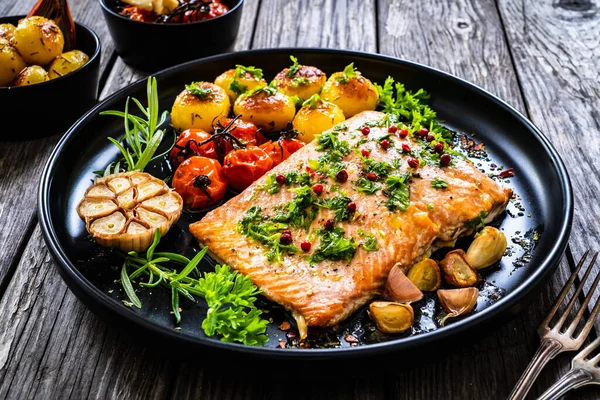 Roasted Salmon Steak Roast Potatoes Vegetable Salad Served Black Plate — Stock Photo, Image